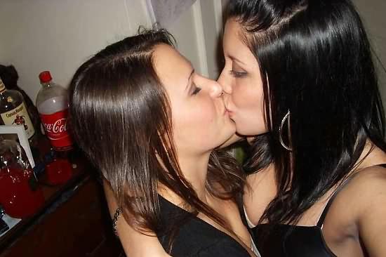 lesbian-teen-gfs-kissing-each-other.jpg